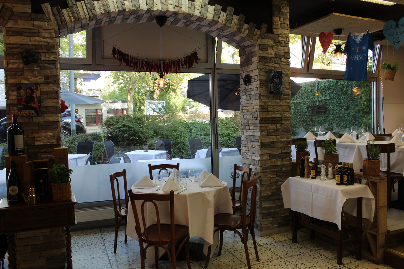 Steinbogen-Eingang zur Terrasse der Cantina Picavino